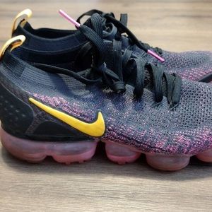 Woman’s Nike vapor max size 9